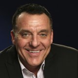 Durant un parcours de vie mouvementé, Tom Sizemore a lutté contre la dépendance et a été emprisonné à plusieurs reprises, notamment après avoir agressé sa compagne.